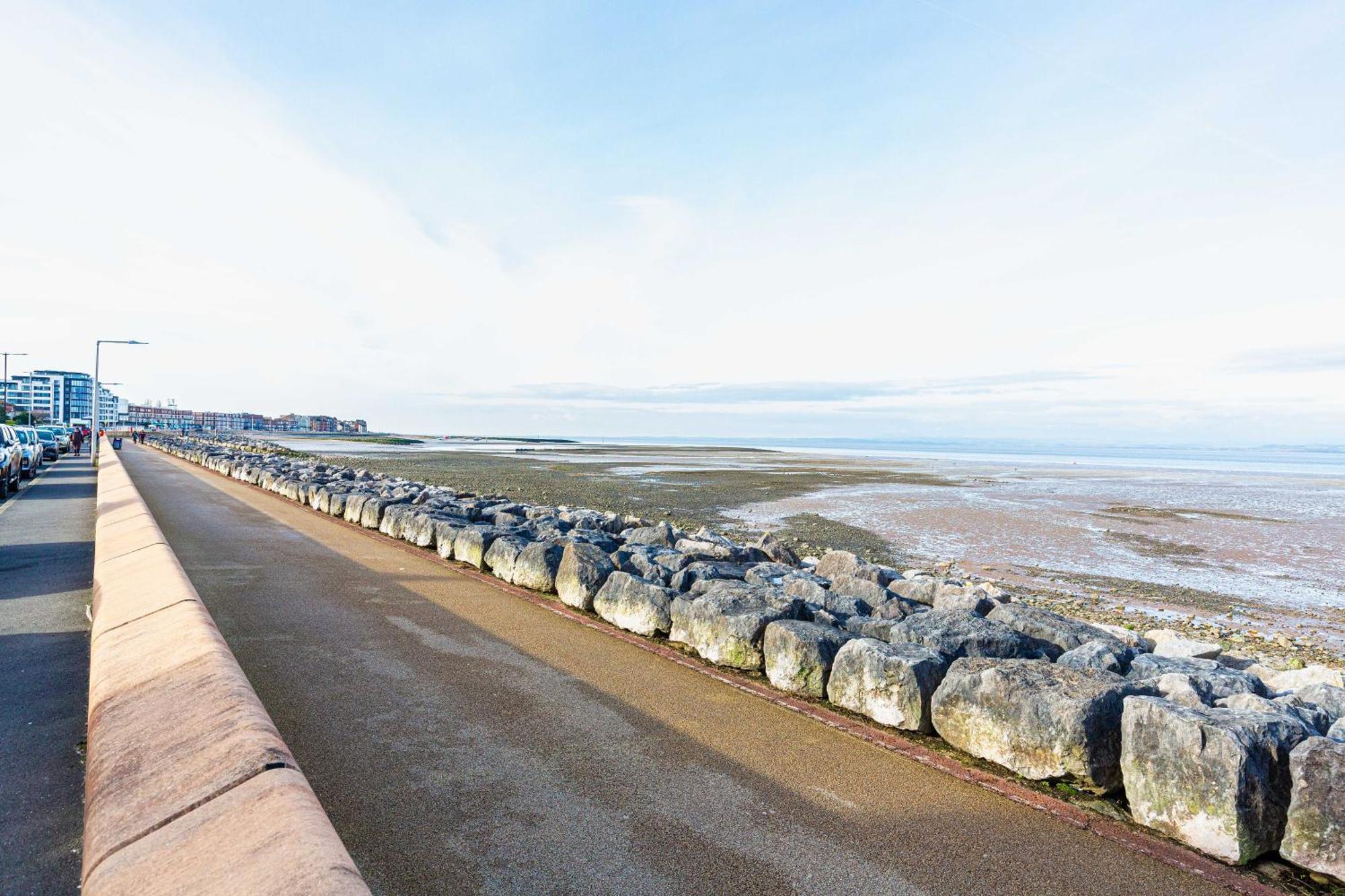 Beachfront Apartment 3 Bedrooms Sleeps 7 - Gateway To The Lake District - Newly Refurbished Morecambe Exteriör bild